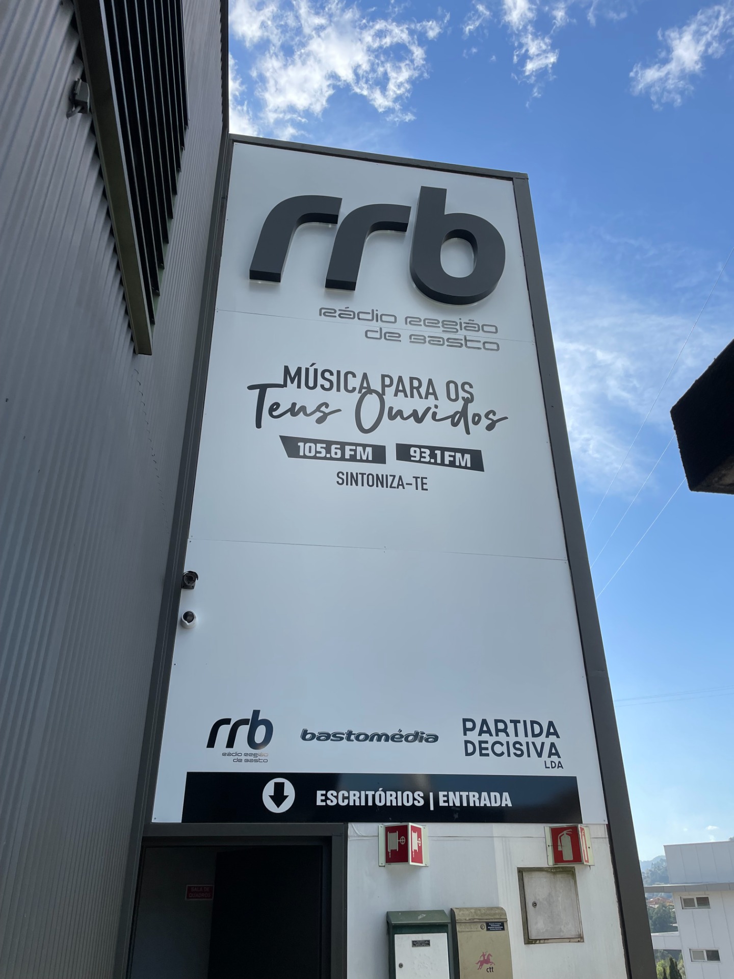 Foto 1: entrada da Rádio Região de Basto